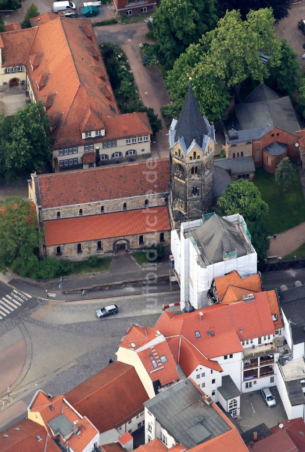 Eisenach von oben - Innenstadtbereich am Karlsplatz mit Lutherdenkmal, das Nikolaitor und die Nikolaikirche in Eisenach in Thüringen