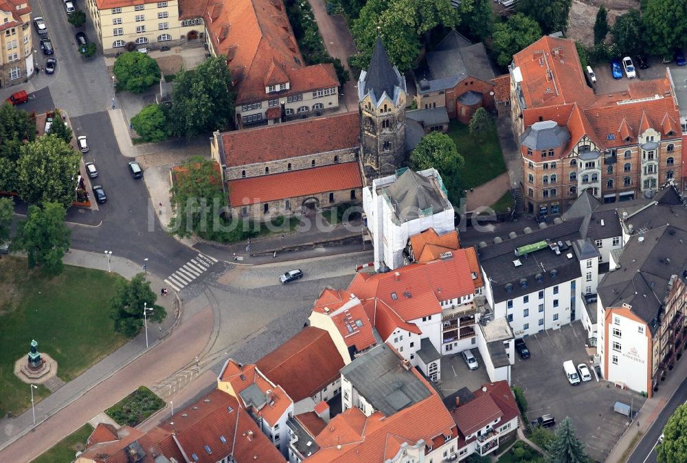 Eisenach aus der Vogelperspektive: Innenstadtbereich am Karlsplatz mit Lutherdenkmal, das Nikolaitor und die Nikolaikirche in Eisenach in Thüringen