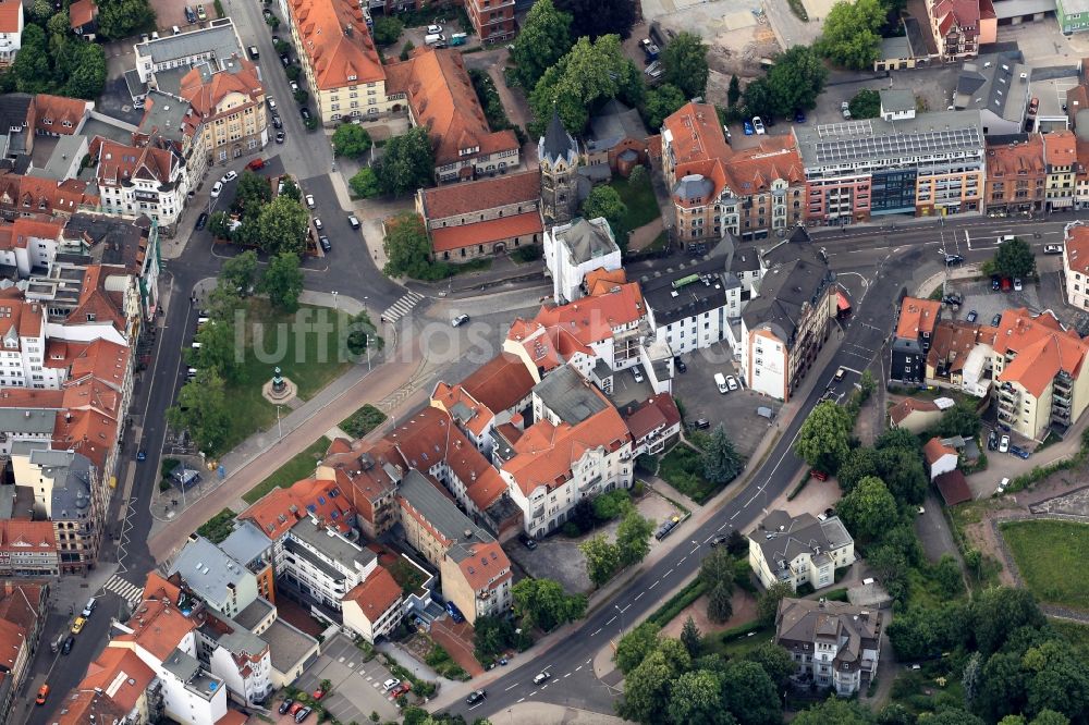 Luftbild Eisenach - Innenstadtbereich am Karlsplatz mit Lutherdenkmal, das Nikolaitor und die Nikolaikirche in Eisenach in Thüringen