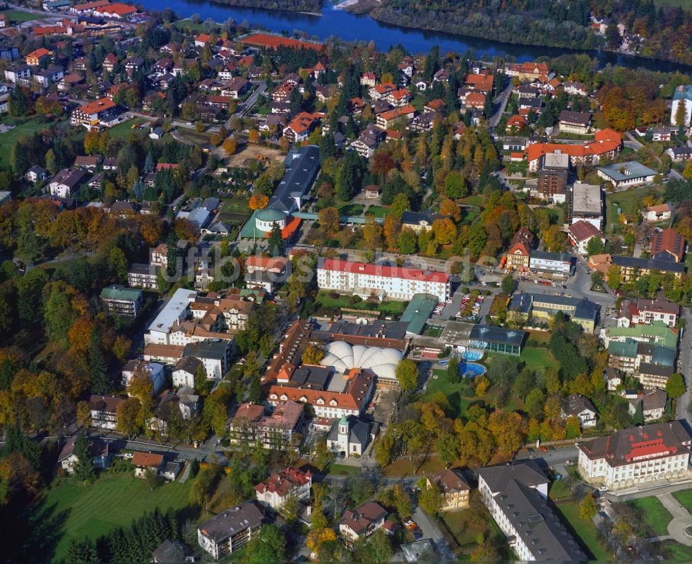 Bad Tölz aus der Vogelperspektive: Innenstadtbereich am Kurhaus und Freizeit-Center Alpamare in Bad Tölz im Bundesland Bayern, Deutschland