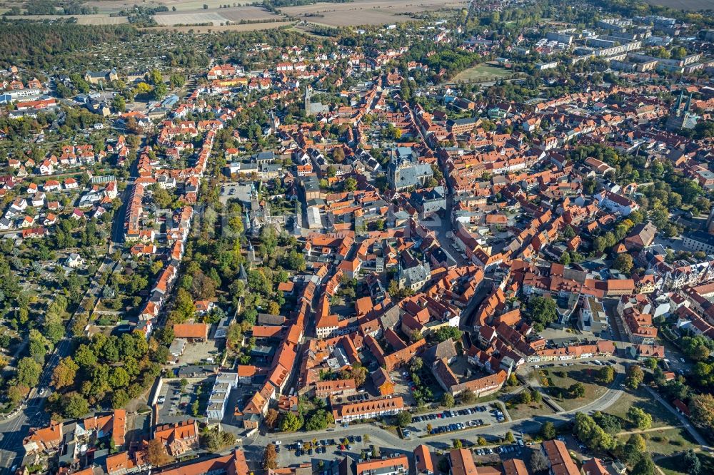 Quedlinburg von oben - Innenstadtbereich mit der Marktkirche St. Benediktii in Quedlinburg im Bundesland Sachsen-Anhalt, Deutschland