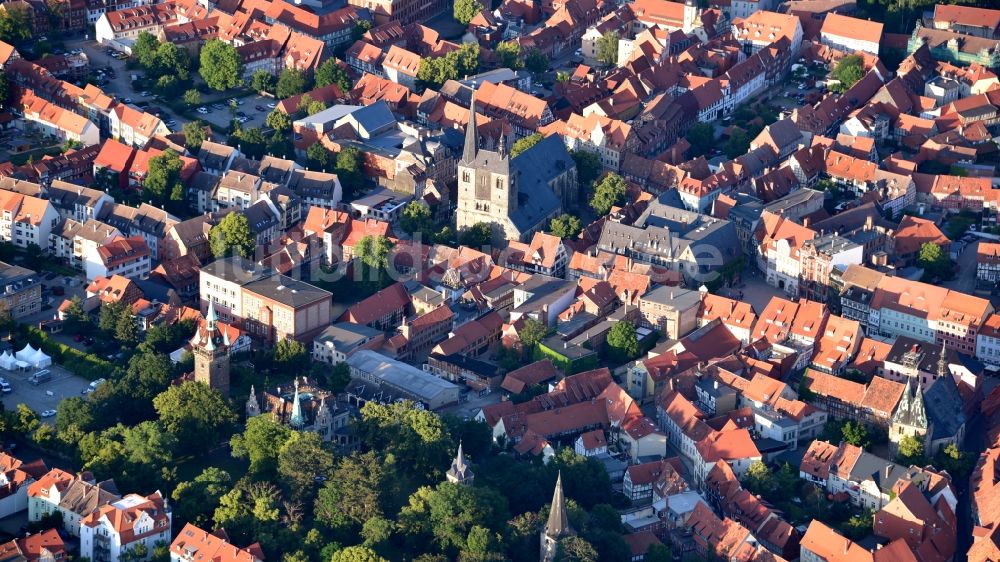 Luftbild Quedlinburg - Innenstadtbereich mit der Marktkirche St. Benediktii in Quedlinburg im Bundesland Sachsen-Anhalt, Deutschland