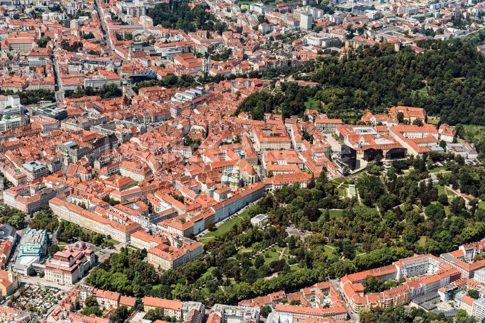 Luftbild Graz - Innenstadtbereich mir angrenzendem Stadtpark in Graz in Steiermark, Österreich