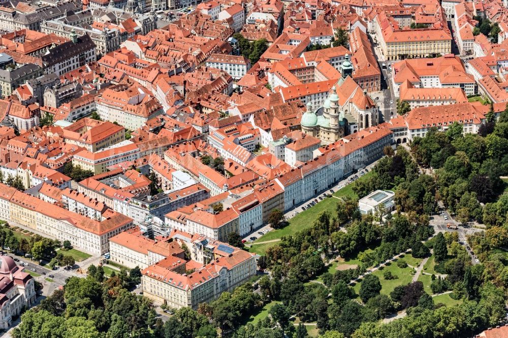 Luftaufnahme Graz - Innenstadtbereich mir angrenzendem Stadtpark in Graz in Steiermark, Österreich