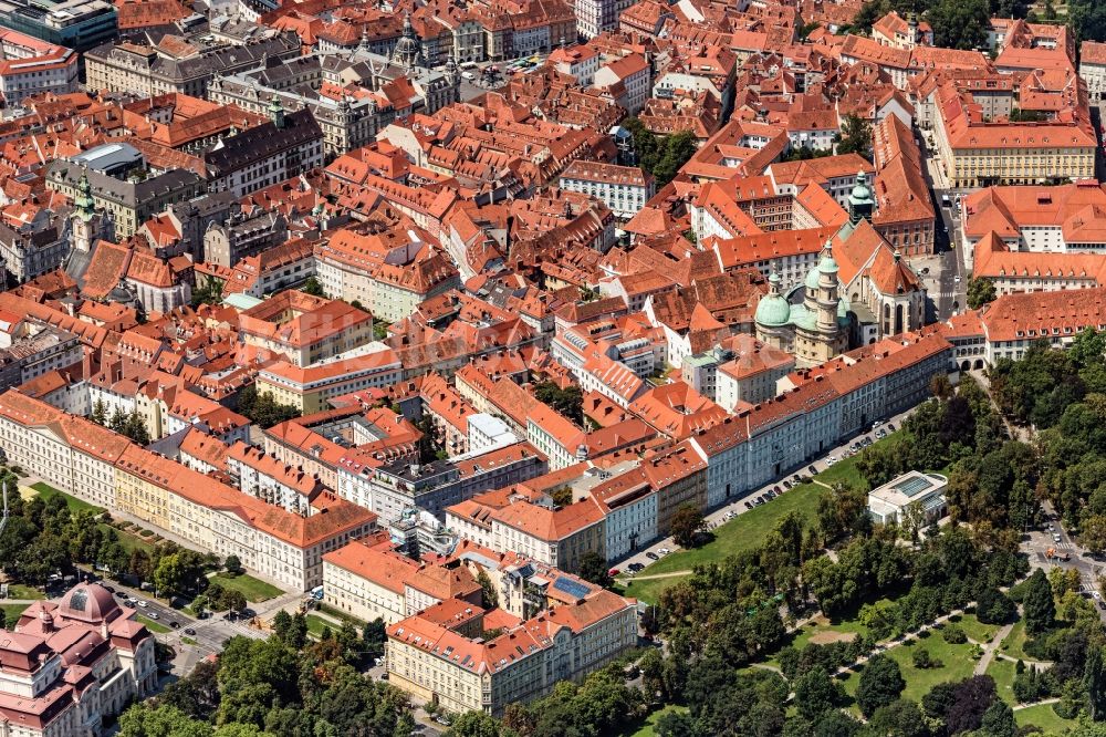 Graz von oben - Innenstadtbereich mir angrenzendem Stadtpark in Graz in Steiermark, Österreich