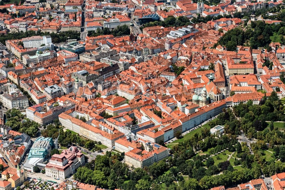 Graz aus der Vogelperspektive: Innenstadtbereich mir angrenzendem Stadtpark in Graz in Steiermark, Österreich