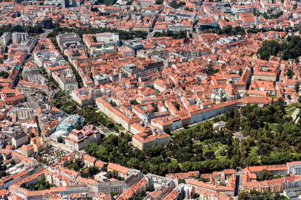 Luftaufnahme Graz - Innenstadtbereich mir angrenzendem Stadtpark in Graz in Steiermark, Österreich