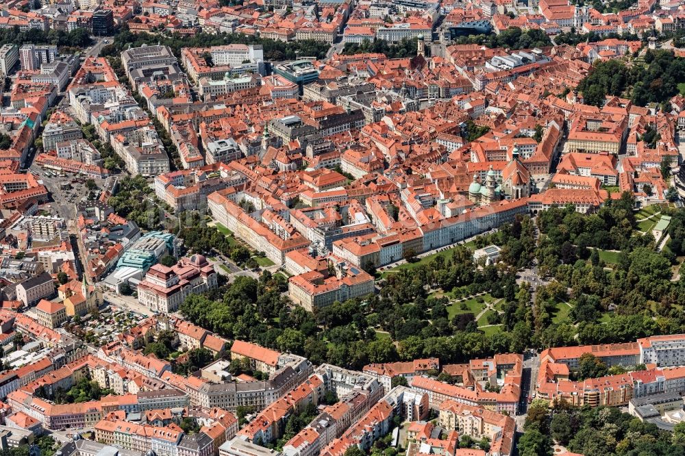 Graz von oben - Innenstadtbereich mir angrenzendem Stadtpark in Graz in Steiermark, Österreich