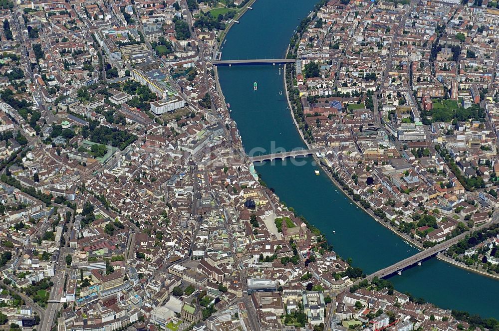 Luftaufnahme Basel - Innenstadtbereich mit dem Rheinknie im Stadtzentrum von Basel in der Schweiz