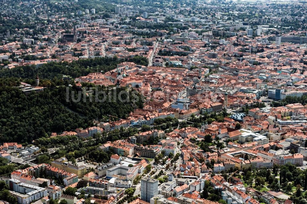 Luftbild Graz - Innenstadtbereich mit Schloßberg in Graz in Steiermark, Österreich