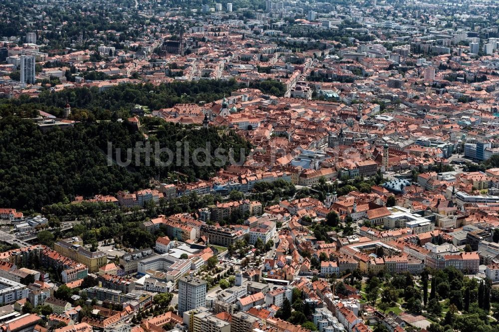 Luftbild Graz - Innenstadtbereich mit Schloßberg in Graz in Steiermark, Österreich