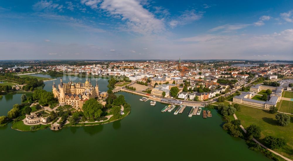 Luftbild Schwerin - Innenstadtbereich des Schweriner Sees mit Schloß und Marstall in Schwerin im Bundesland Mecklenburg-Vorpommern, Deutschland