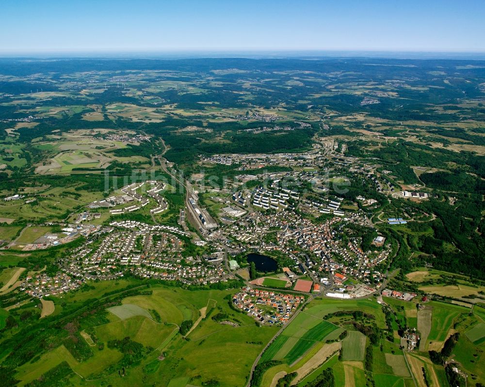 Baumholder von oben - Innenstadtbereich am Stadtrand mit landwirtschaftlichen Feldern in Baumholder im Bundesland Rheinland-Pfalz, Deutschland