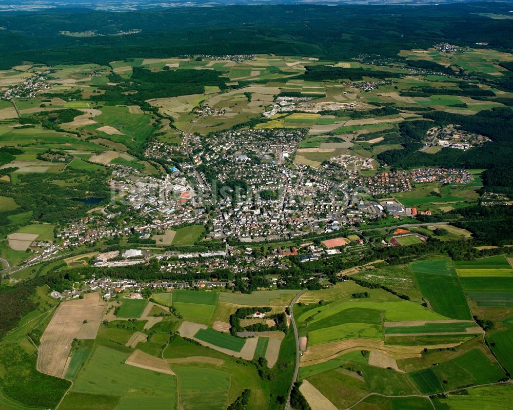 Burgbirkenfeld aus der Vogelperspektive: Innenstadtbereich am Stadtrand mit landwirtschaftlichen Feldern in Burgbirkenfeld im Bundesland Rheinland-Pfalz, Deutschland