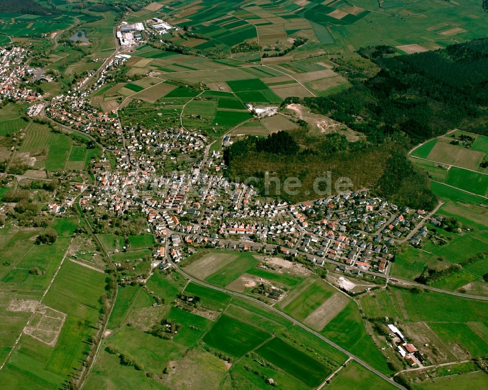 Daubringen von oben - Innenstadtbereich am Stadtrand mit landwirtschaftlichen Feldern in Daubringen im Bundesland Hessen, Deutschland