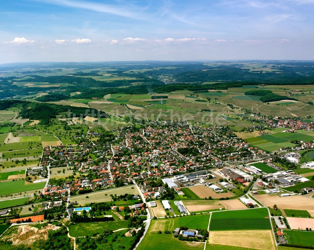 Erzingen von oben - Innenstadtbereich am Stadtrand mit landwirtschaftlichen Feldern in Erzingen im Bundesland Baden-Württemberg, Deutschland