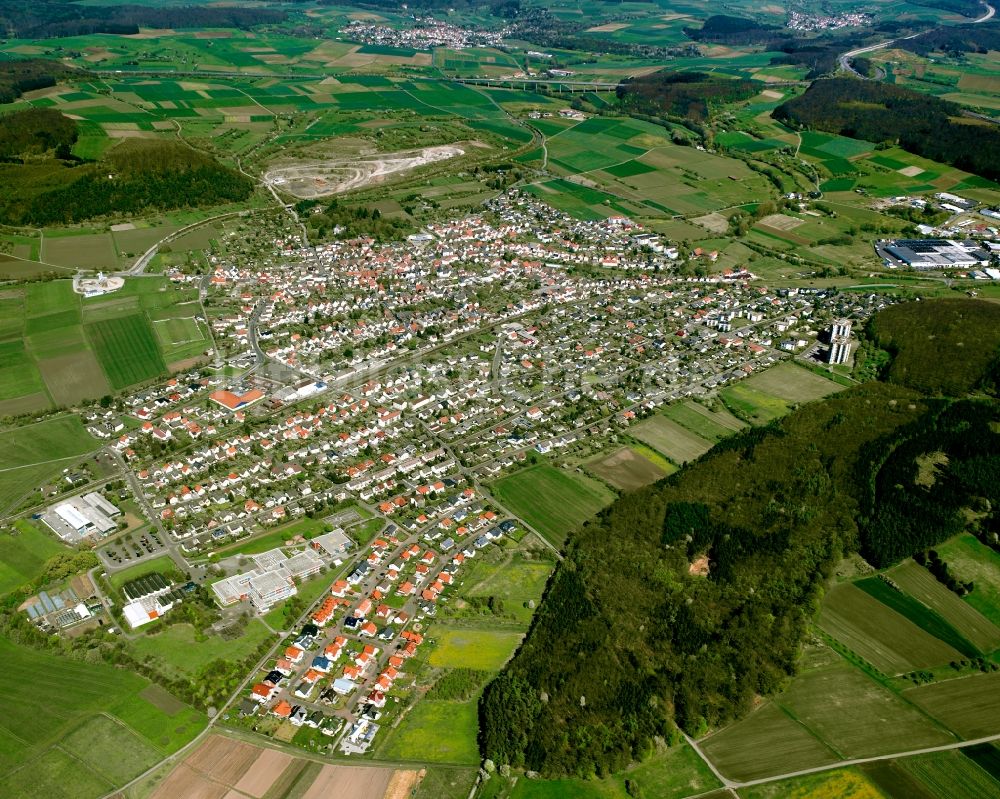 Großen-Buseck aus der Vogelperspektive: Innenstadtbereich am Stadtrand mit landwirtschaftlichen Feldern in Großen-Buseck im Bundesland Hessen, Deutschland