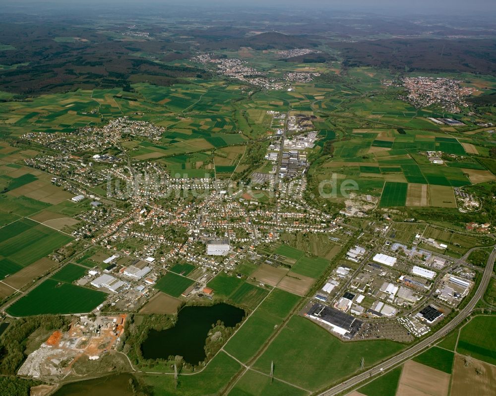 Heuchelheim von oben - Innenstadtbereich am Stadtrand mit landwirtschaftlichen Feldern in Heuchelheim im Bundesland Hessen, Deutschland