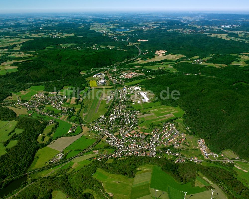 Luftbild Hoppstädten-Weiersbach - Innenstadtbereich am Stadtrand mit landwirtschaftlichen Feldern in Hoppstädten-Weiersbach im Bundesland Rheinland-Pfalz, Deutschland