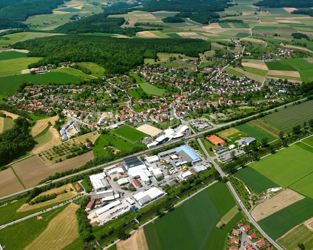 Horheim von oben - Innenstadtbereich am Stadtrand mit landwirtschaftlichen Feldern in Horheim im Bundesland Baden-Württemberg, Deutschland