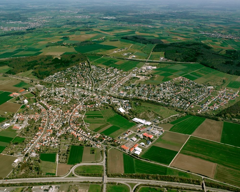 Luftbild Lang-Göns - Innenstadtbereich am Stadtrand mit landwirtschaftlichen Feldern in Lang-Göns im Bundesland Hessen, Deutschland