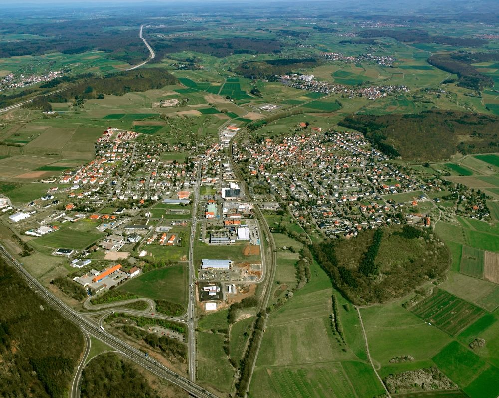 Lindenstruth von oben - Innenstadtbereich am Stadtrand mit landwirtschaftlichen Feldern in Lindenstruth im Bundesland Hessen, Deutschland