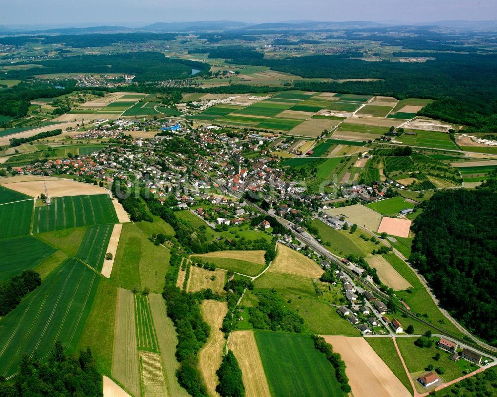 Luftaufnahme Lottstetten - Innenstadtbereich am Stadtrand mit landwirtschaftlichen Feldern in Lottstetten im Bundesland Baden-Württemberg, Deutschland