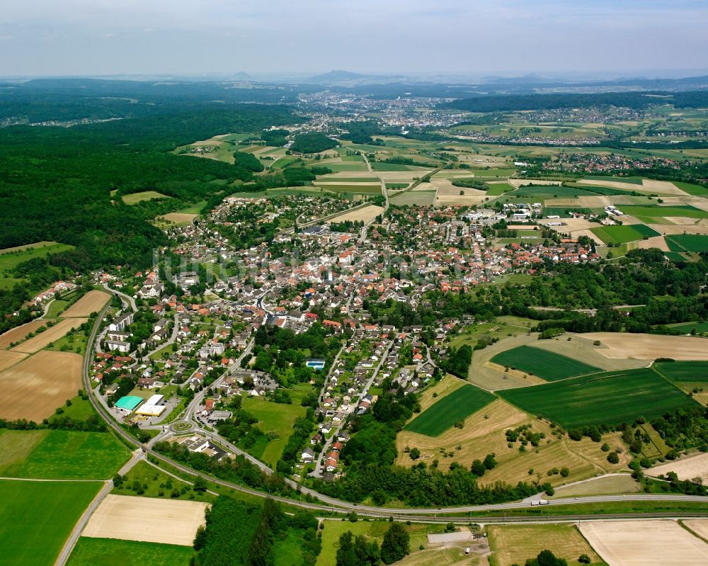 Luftbild Neuhausen - Innenstadtbereich am Stadtrand mit landwirtschaftlichen Feldern in Neuhausen im Bundesland Baden-Württemberg, Deutschland