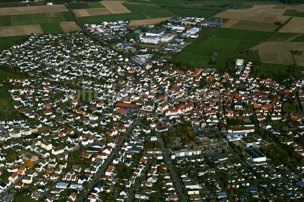 Wehrheim aus der Vogelperspektive: Innenstadtbereich am Stadtrand mit landwirtschaftlichen Feldern in Wehrheim im Bundesland Hessen, Deutschland