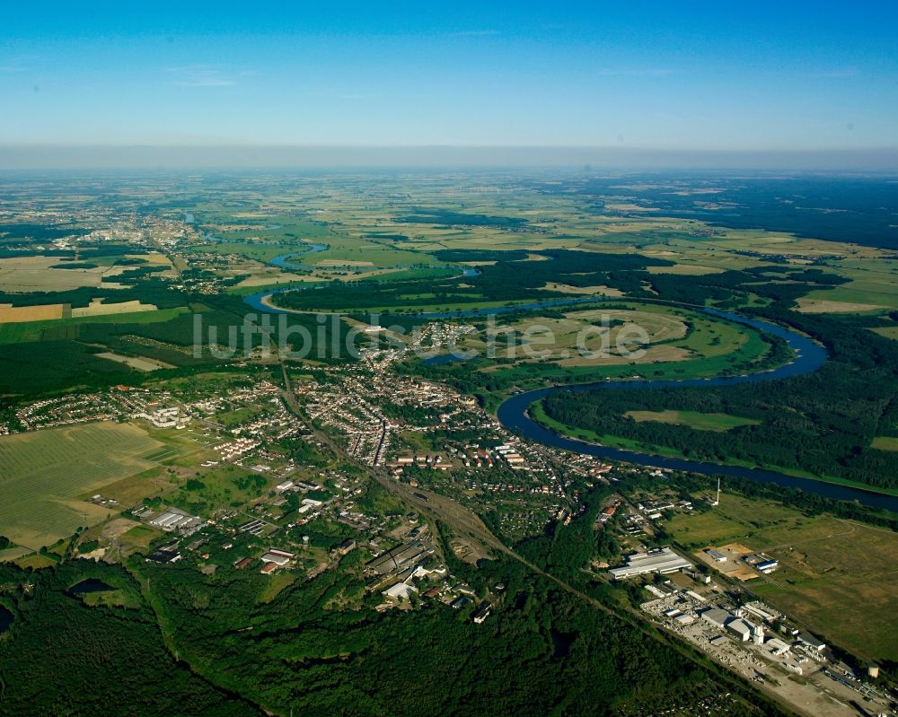 Wörlitz von oben - Innenstadtbereich am Stadtrand mit landwirtschaftlichen Feldern in Wörlitz im Bundesland Sachsen-Anhalt, Deutschland