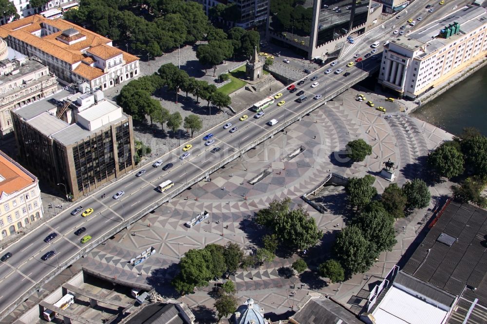 Rio de Janeiro aus der Vogelperspektive: Innenstadtbereich am Teles-Bogen, der Platz des 15. November in Rio de Janeiro in Brasilien