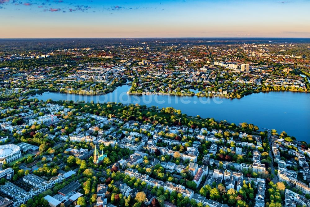 Luftaufnahme Hamburg - Innenstadtbereich an den Uferbereichen der Außenlaster mit Wohngebäuden in Hamburg, Deutschland