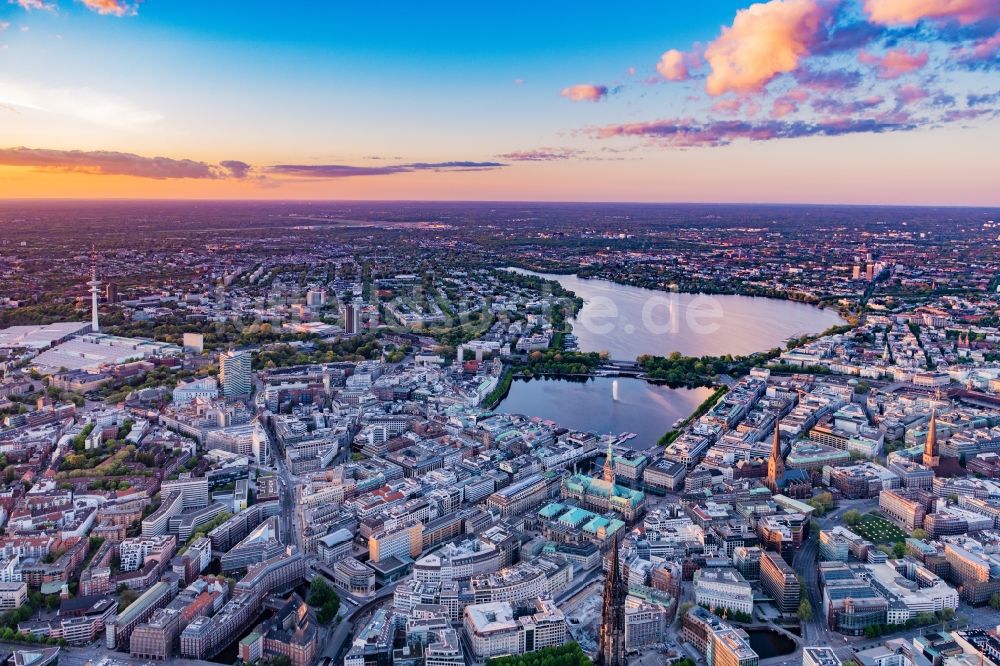 Luftbild Hamburg - Innenstadtbereich an den Uferbereichen der Binnenalster in Hamburg, Deutschland