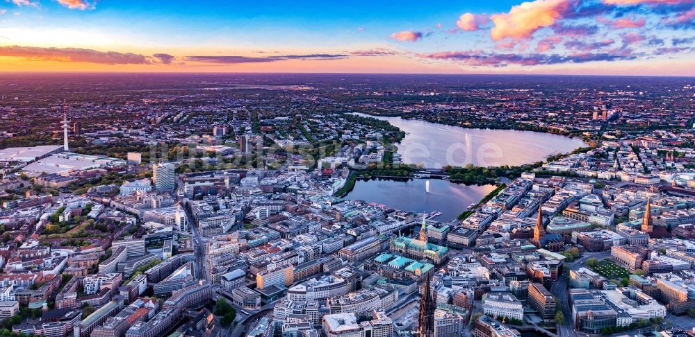 Luftaufnahme Hamburg - Innenstadtbereich an den Uferbereichen der Binnenalster in Hamburg, Deutschland