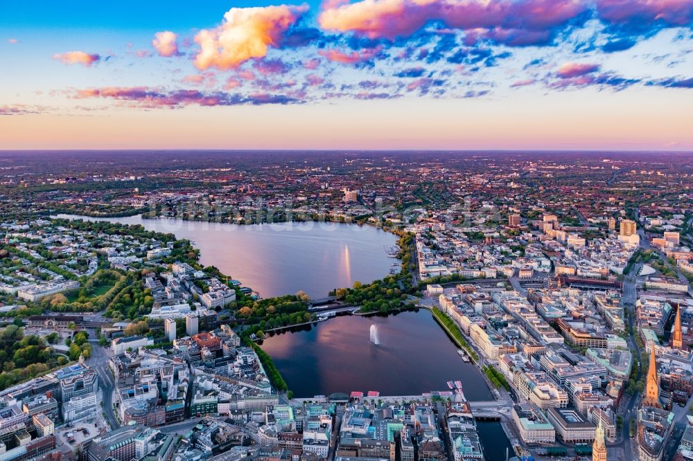 Hamburg von oben - Innenstadtbereich an den Uferbereichen der Binnenalster in Hamburg, Deutschland