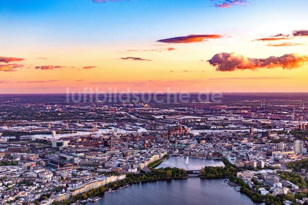 Hamburg aus der Vogelperspektive: Innenstadtbereich an den Uferbereichen der Binnenalster in Hamburg, Deutschland