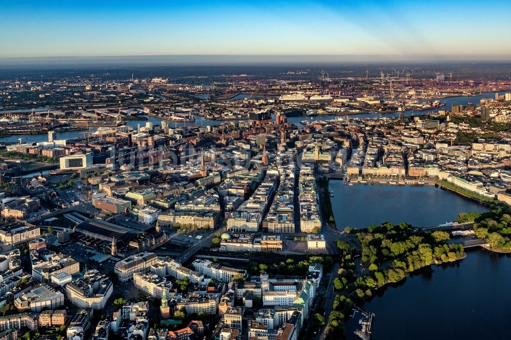 Luftaufnahme Hamburg - Innenstadtbereich an den Uferbereichen der Binnenalster in Hamburg, Deutschland