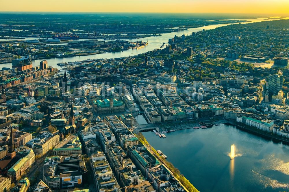 Hamburg von oben - Innenstadtbereich an den Uferbereichen der Binnenalster in Hamburg, Deutschland