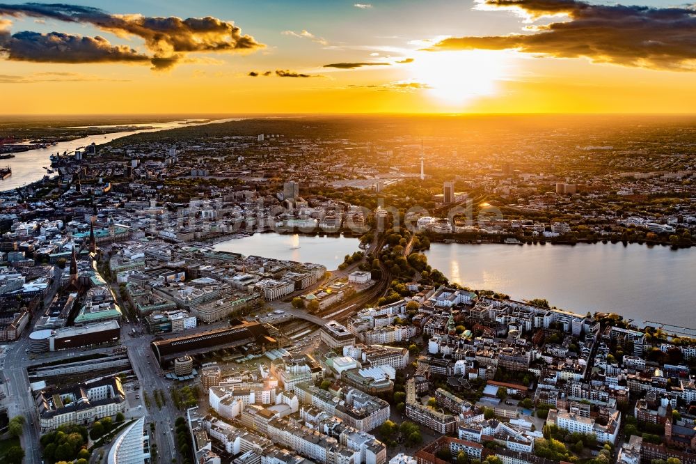 Luftbild Hamburg - Innenstadtbereich an den Uferbereichen der Binnenalster in Hamburg, Deutschland