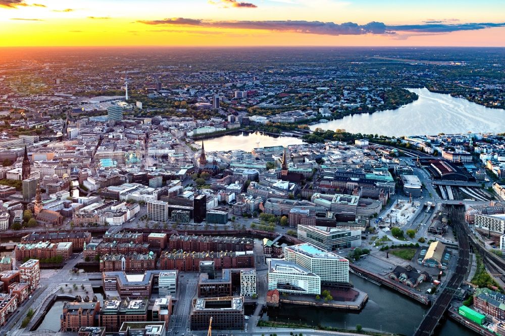 Luftbild Hamburg - Innenstadtbereich an den Uferbereichen der Binnenalster in Hamburg, Deutschland