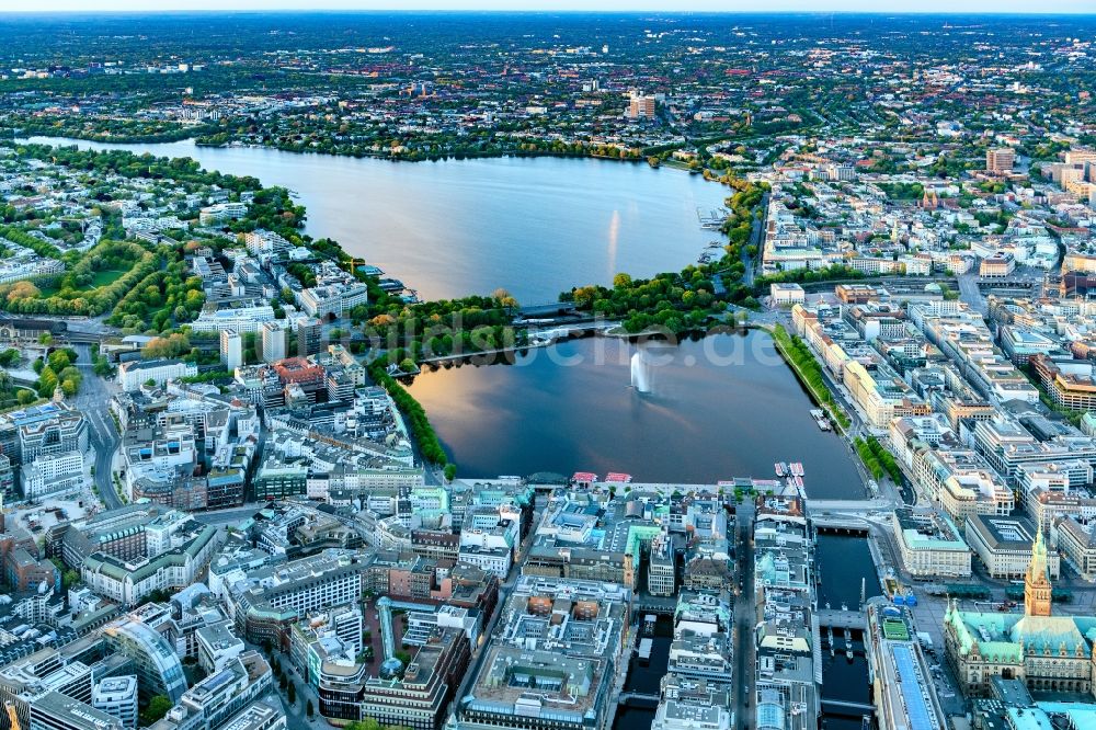 Luftbild Hamburg - Innenstadtbereich an den Uferbereichen der Binnenalster in Hamburg, Deutschland