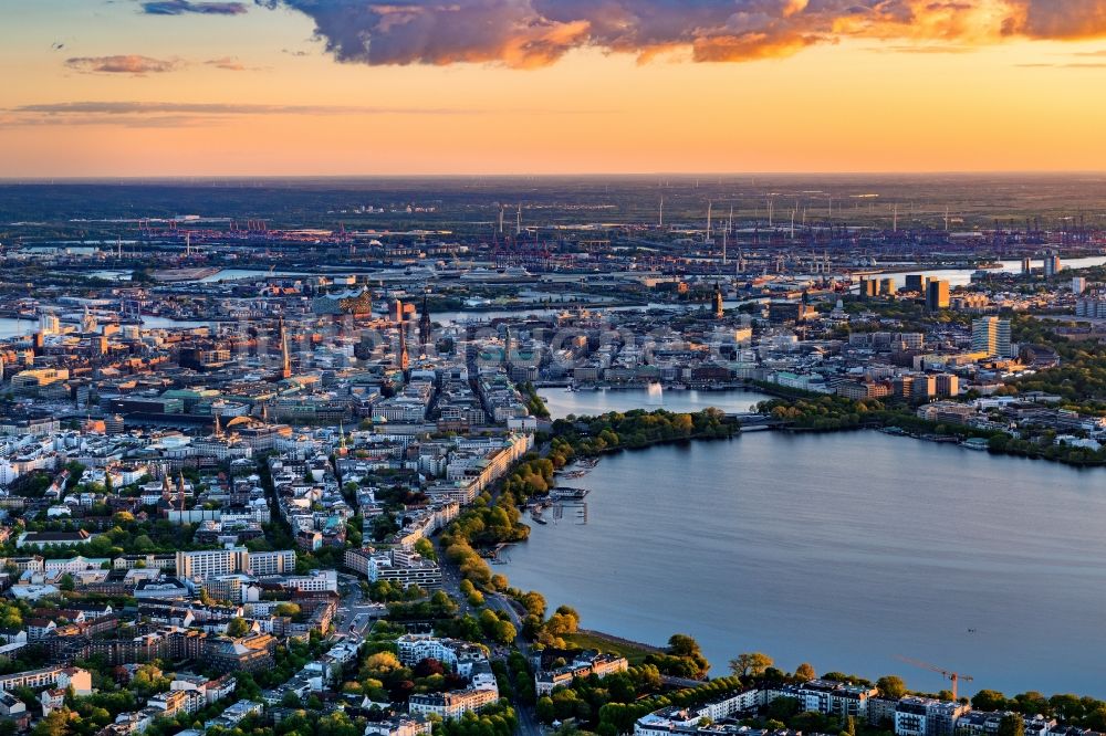 Luftbild Hamburg - Innenstadtbereich an den Uferbereichen der Binnenalster in Hamburg, Deutschland