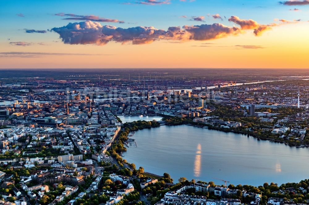 Luftaufnahme Hamburg - Innenstadtbereich an den Uferbereichen der Binnenalster in Hamburg, Deutschland