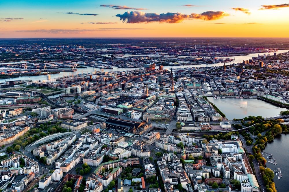 Hamburg von oben - Innenstadtbereich an den Uferbereichen der Binnenalster in Hamburg, Deutschland