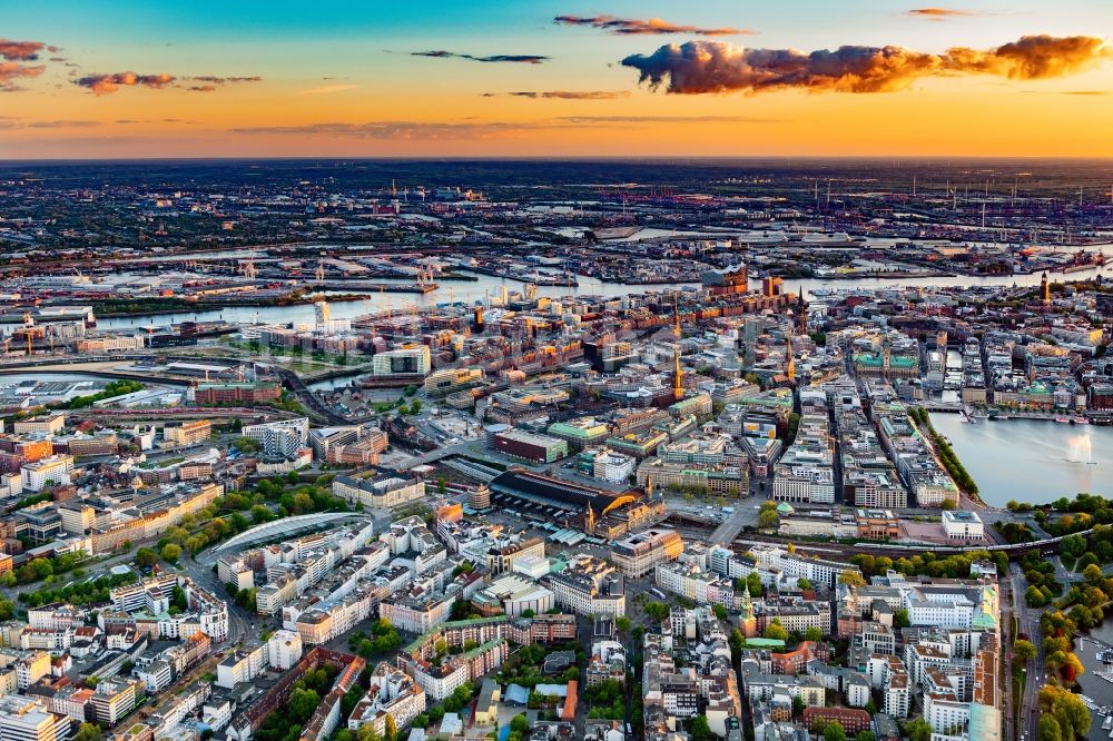 Hamburg von oben - Innenstadtbereich an den Uferbereichen der Binnenalster in Hamburg, Deutschland