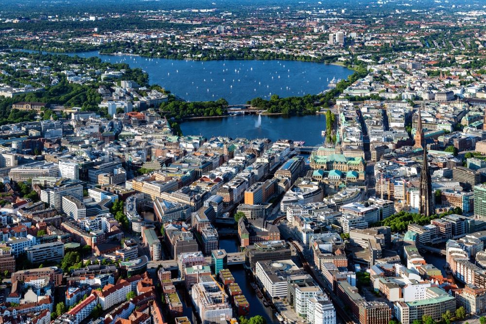 Luftbild Hamburg - Innenstadtbereich an den Uferbereichen der Binnenalster in Hamburg, Deutschland