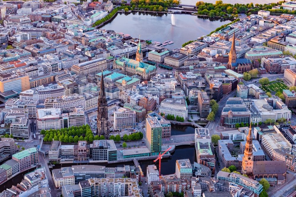 Luftaufnahme Hamburg - Innenstadtbereich an den Uferbereichen der Binnenalster in Hamburg, Deutschland