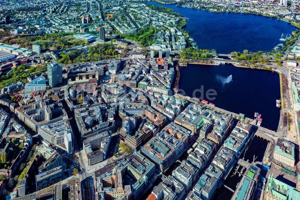 Hamburg von oben - Innenstadtbereich an den Uferbereichen der Binnenalster in Hamburg, Deutschland