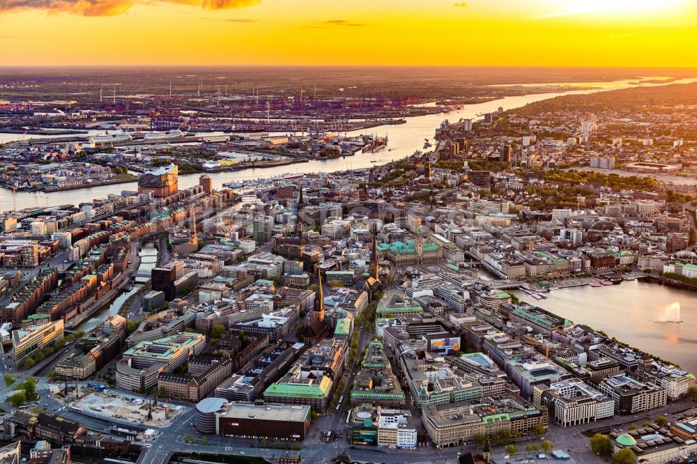 Hamburg von oben - Innenstadtbereich an den Uferbereichen der Binnenalster in Hamburg, Deutschland