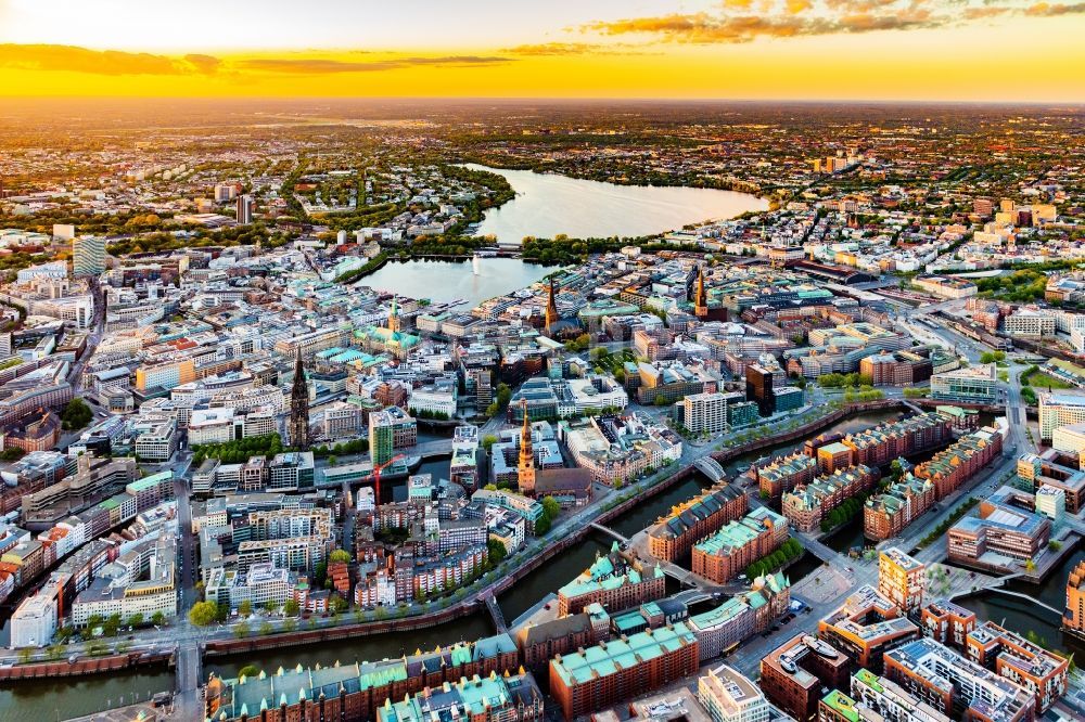 Luftbild Hamburg - Innenstadtbereich an den Uferbereichen der Binnenalster in Hamburg, Deutschland